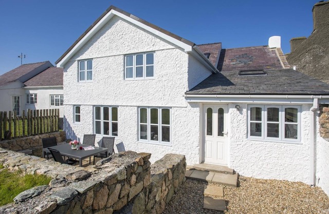 STABL BACH, pet friendly, character holiday cottage in Llanfaethlu