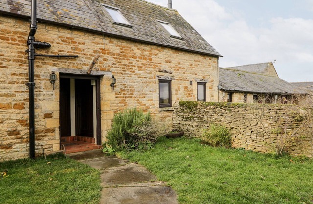 STABLE COTTAGE, pet friendly, with open fire in Moreton-In-Marsh