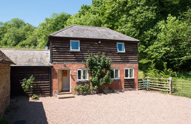 STABLE COTTAGE, pet friendly, with hot tub in Hanley William