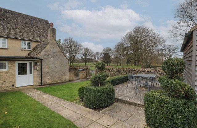 STABLE COTTAGE, pet friendly, with a garden in Lechlade-On-Thames
