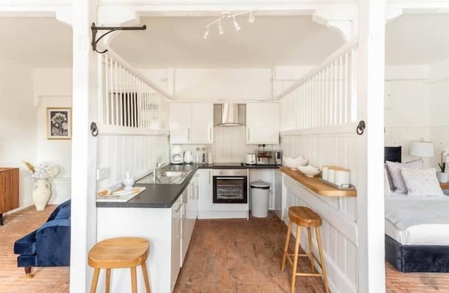 STABLE - UNIQUE STAY | SLEEPS 2 | PETS ALLOWED | WI-FI
