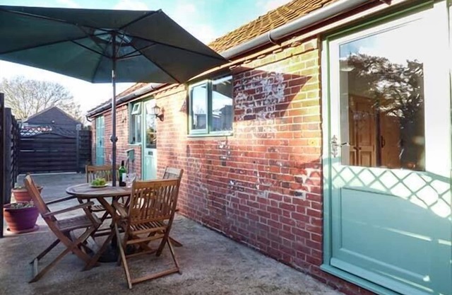 STABLE VIEW, pet friendly, character holiday cottage in Hingham