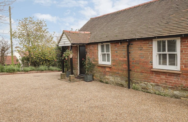 STABLES COTTAGE, with open fire in Heathfield