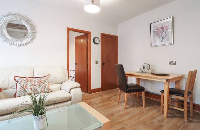 STABLES, romantic, with a garden in Castle Donington