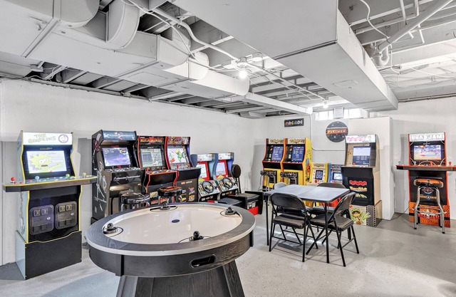 [Stadium 1.3 Miles] 5 Bedrms 2 Full Baths [RETRO ARCADE GAME CAVE] 2 KINGs