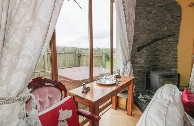 STAG LODGE, pet friendly, character holiday cottage in Galston