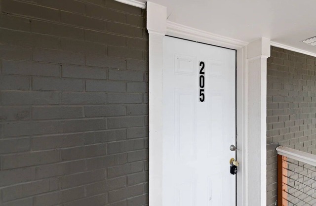 Stallion 2bedroom 1bath w/Free Parking and Wi-Fi Peaceful and Clean Book now!