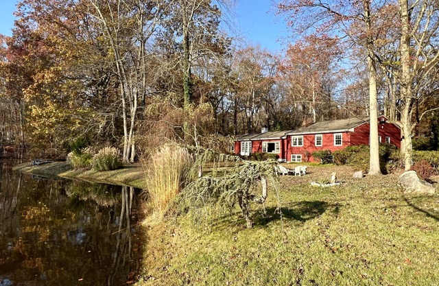 Stamford Serenity: Cozy Pondside Haven: 3 Beds : 2.5 Bathrooms : In-Ground Pool