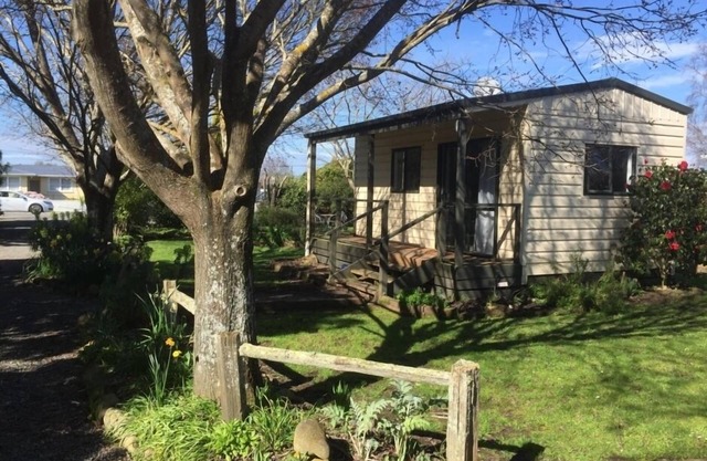 Stand alone cottage in tranquil garden, with balcony, pergola, SkyTV, free Wifi