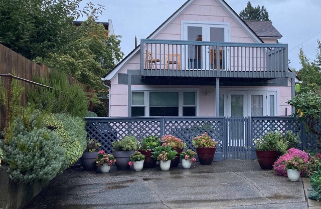 Stand Alone Cozy Carriage House in a quiet Ballard Neighborhood many amenities