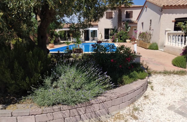 Standing building, swimming pool, 5 minutes from the sea.