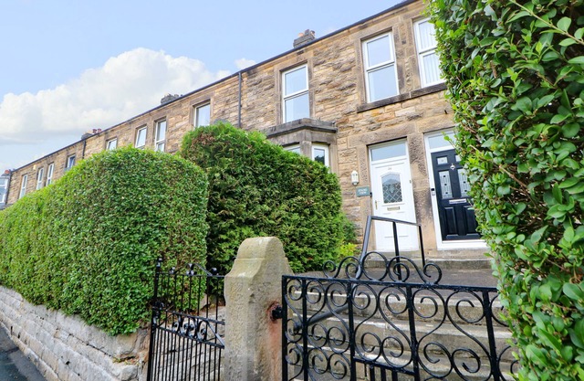 STANG VIEW, pet friendly, character holiday cottage in Barnard Castle