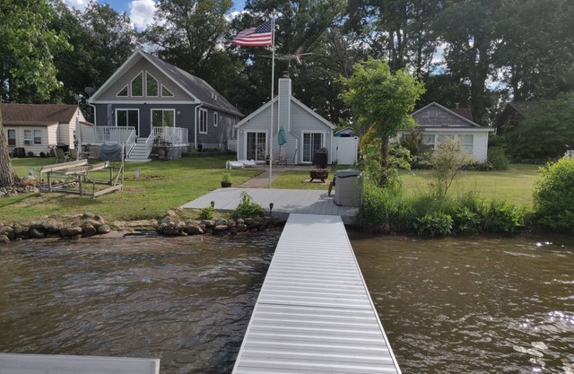 "Star Gazer" cottage on Lakeside Matteson Lake. All sports with a dock!