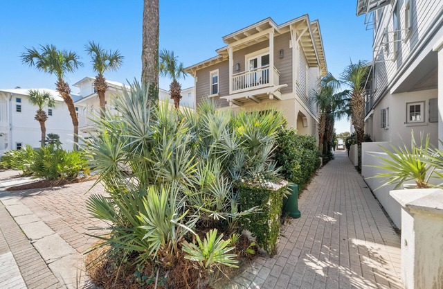 Starburst - One lot off beach, private beach for only 34 homes, private pool