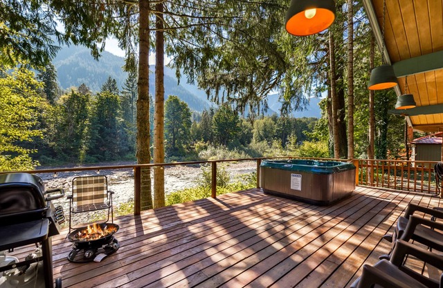 Stargazer Studio - riverfront pet-friendly cabin