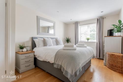 StarHost Residences - Modern 2 bed apartment at Imperial Court, Newbury