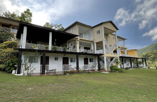 Starlight Chalet-Blue Mountain Escape-hiking trails, rivers & birding-breakfast.