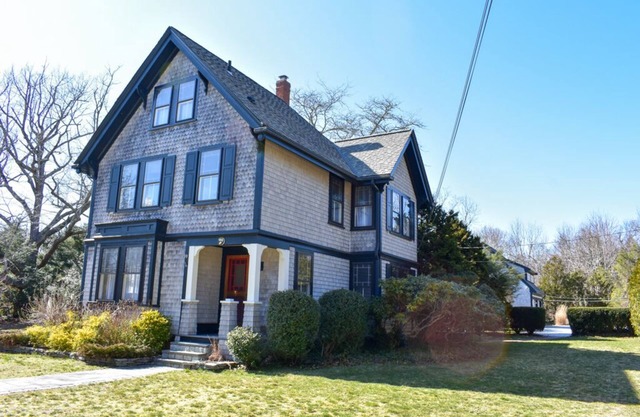 Stately 4 bedroom home, less than a mile to Corporation Beach