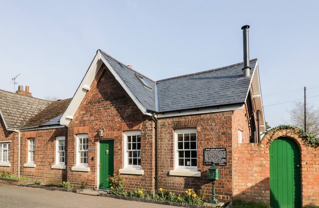 STATION MASTERS COTTAGE, pet friendly, with open fire in Blakedown
