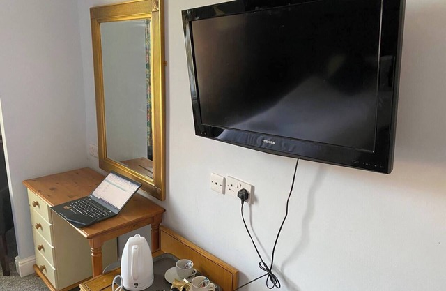 Station Road - Contemporary 1bedroom Flat with 2 single bed & ensuite bath