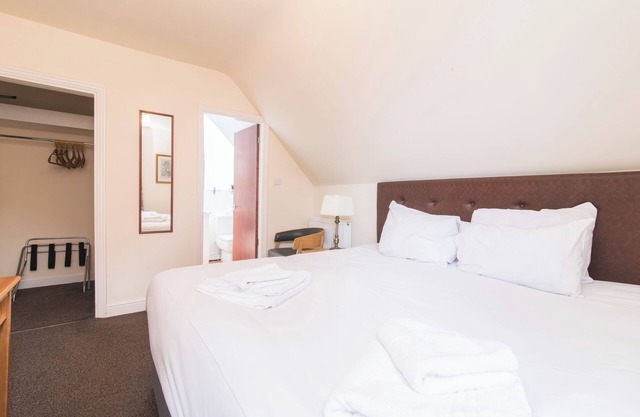 Station Road - Contemporary 1bedroom Flat with 1 super king bed & ensuite bath