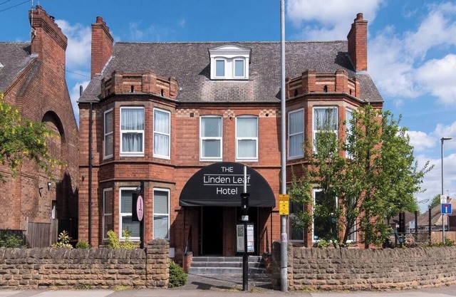 Station Road - Contemporary 1bedroom Flat with 1 super king bed & ensuite bath