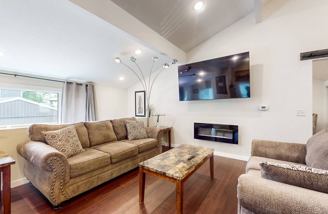 Stay at the stucco house…Beautiful , nicely decorated home , North Hudson