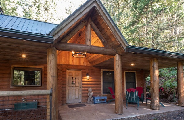 Stay before 9/22 get 3rd night FREE!Hot-tub, secluded, pet friendly