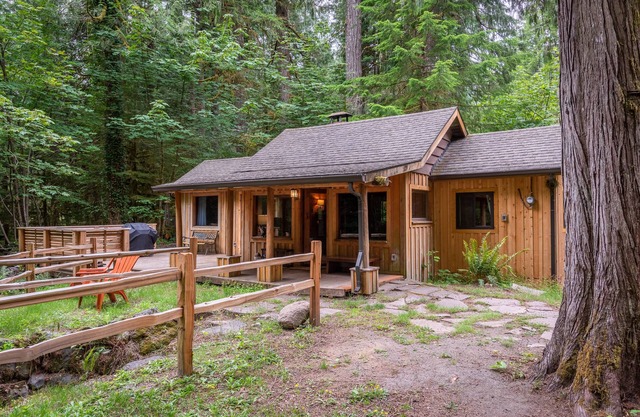 Stay before 9/28 get the 3RD night FREE! Hot tub, secluded