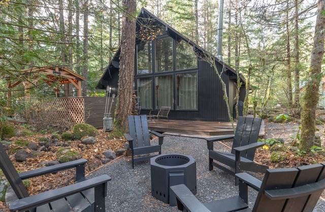 Stay before 9/28 get the 3RD night FREE!Hot tub, cabin feel