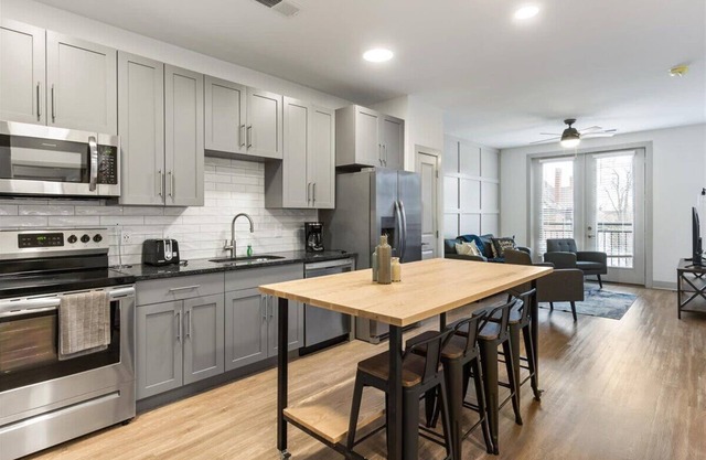 Stay Central! Modern Condo Near Entertainment