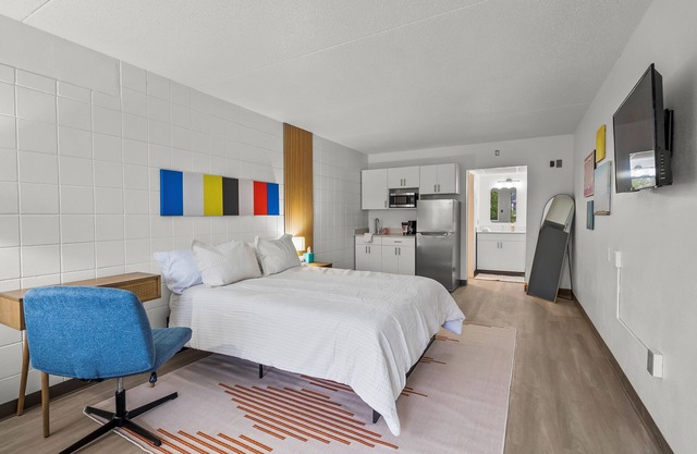 Stay Downtown, Free Gated Parking, Renovated Studio! 512