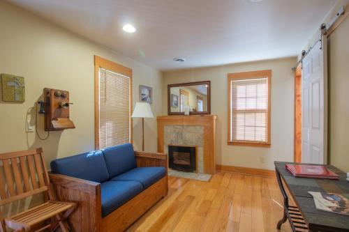 Stay In Ohiopyle in town by the GAP trail, hot tub