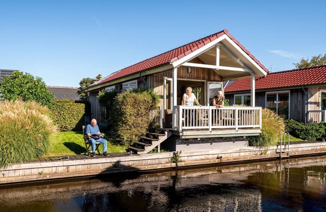 Stay in our cozy Meine 4 luxury chalet with a private dock and sauna.