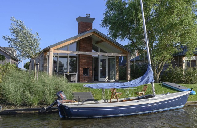 Stay in our energy-neutral Eneva 4 bungalow, with private jetty.