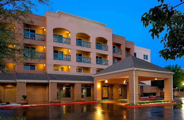 Stay in Style While Exploring the San Francisco Bay Area w/Breakfast Buffet!