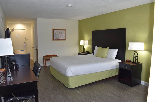 Stay in the Heart of Old Town San Diego! FREE Breakfast and Parking!