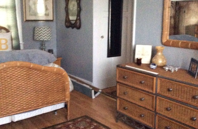 Stay near Mississippi River, enjoy our cozy 2-bedroom Algiers apartment