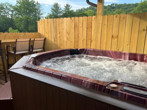 Stay, play and relax in Ohiopyle, PA, Hot tub, Pool table, next to the GAP trail in Ohiopyle, PA