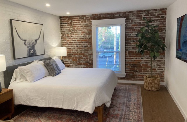 Stay & Play! Winery Loft #1 in Historic Downtown Carlton