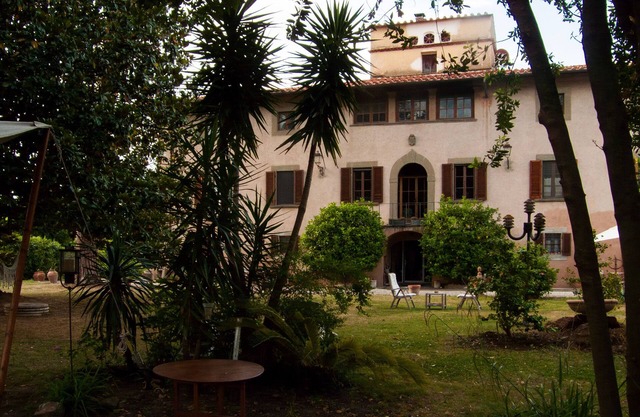 Stay, think and relax. 15' drive from Pisa, Lucca and the beach. Classic layout