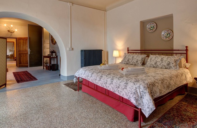 Stay, think and relax. 15' drive from Pisa, Lucca and the beach. The Suite