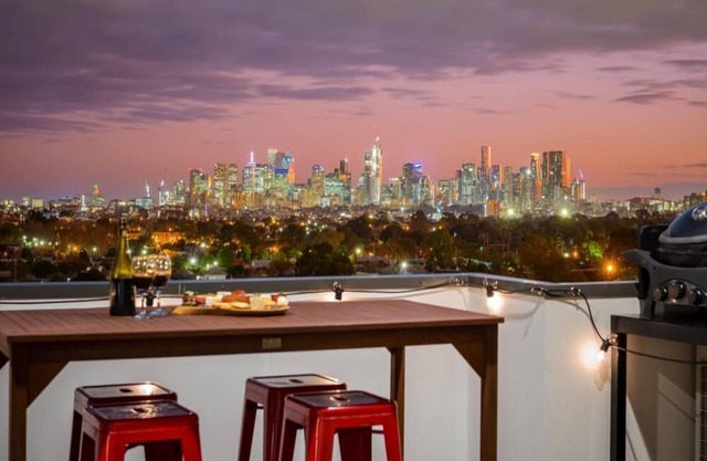 StayCentral - Northcote Townhouse with Study - Campbell Grove, Northcote - 2 Bedrooms, 3 Beds, 2 Bathrooms, 1 secure undercover parking spot.