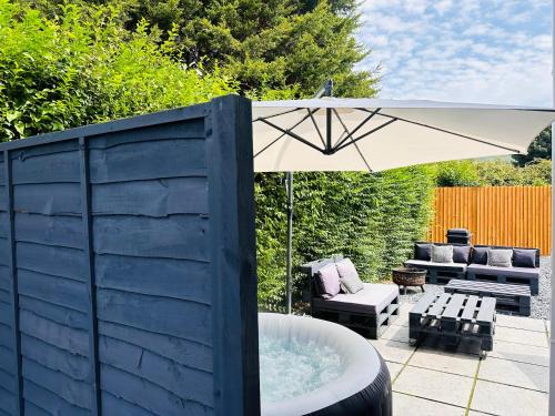 Steel Town Lodge - Comfy Home in Port Talbot with Hot Tub & Dart Board