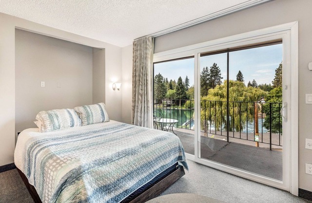 "Steidl Hands" Riverfront Condo-No Better Place in Bend