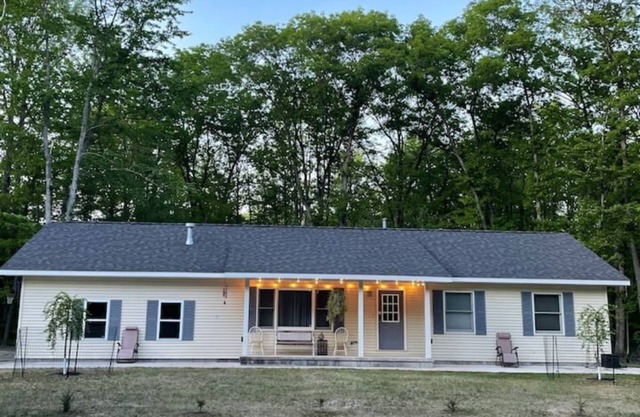 Stellar’s Place -Brand New Hot Tub, King Bed, Conveniently Located, Clean, Games