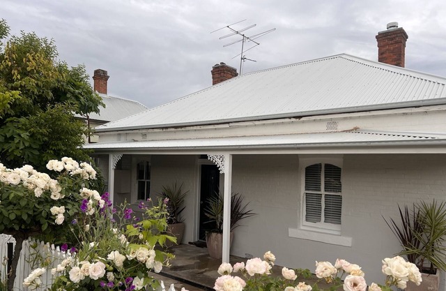Step Back in Time: Charming 1880 Cottage Retreat for a Nostalgic Staycation!