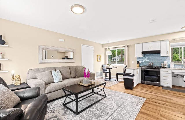 Step-Free 1BR in Roseville | King Bed | End Unit