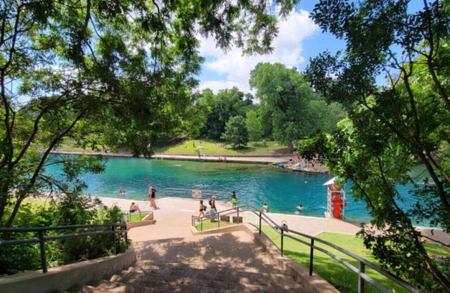 Steps 2 Live Music! Near DT& UT! Sleeps 10, XBOX & Ps5, Luxury