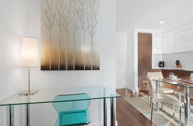 Steps from Hudson River 1 Deluxe BR city view | Huge Windows